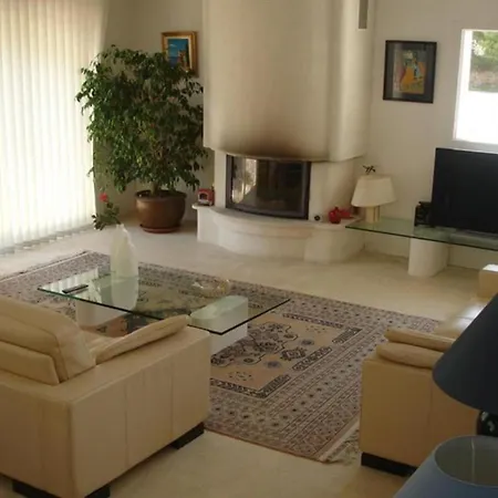 Villa Villa Ensues